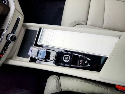 New 2026 Volvo XC60 B5 Ultra w/ Climate Package image 22