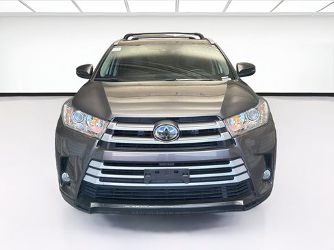 Used 2018 Toyota Highlander XLE FWD image 2
