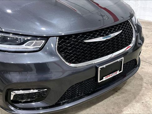 Used 2021 Chrysler Pacifica Limited w/ Uconnect Theater Family Group FWD image 25