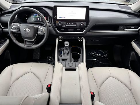 Certified 2025 Toyota Grand Highlander XLE image 19