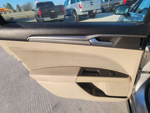 Used 2019 Ford Fusion SE FWD image 19