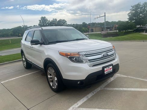 Used 2015 Ford Explorer XLT w/ Equipment Group 202B AWD/4WD image 4