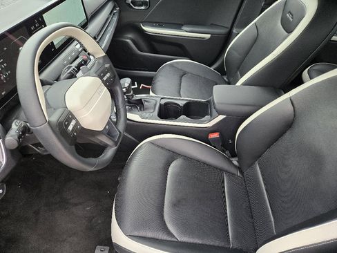 Certified 2025 Kia K4 GT-Line w/ GT-Line Premium Package image 18