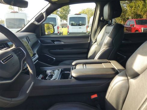Used 2023 Jeep Wagoneer L Series II image 15