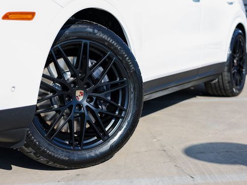 New 2025 Porsche Cayenne E-Hybrid image 12