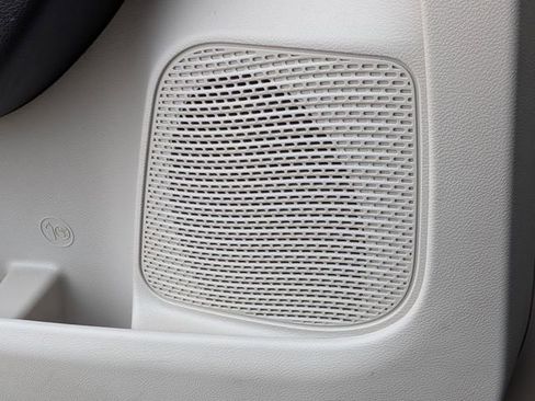 Certified 2024 Chrysler Pacifica Touring-L image 16