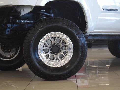 Used 2017 Toyota Tacoma SR5 RWD image 17