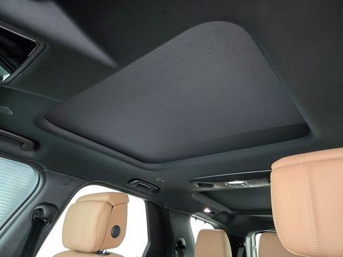 New 2025 Land Rover Discovery Dynamic SE image 11