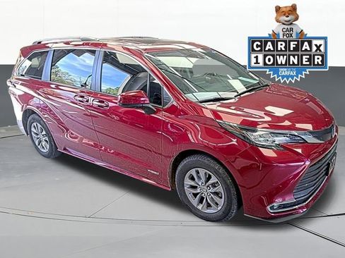 Used 2021 Toyota Sienna XLE image 1