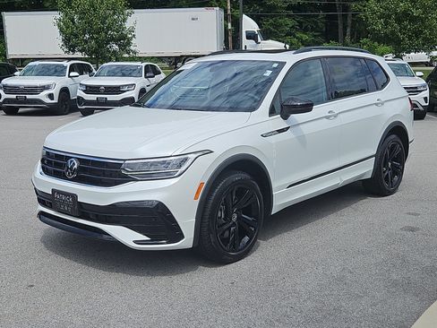 Certified 2024 Volkswagen Tiguan SE R-Line AWD/4WD image 25