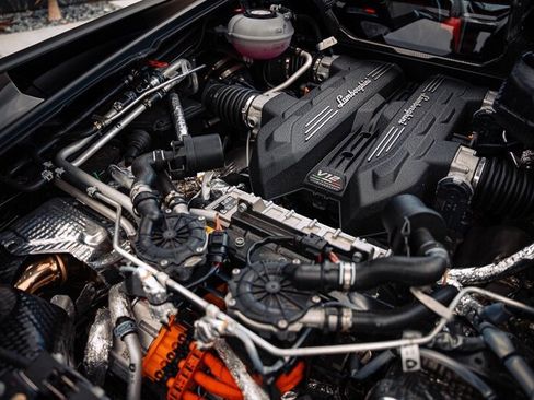 Used 2024 Lamborghini Revuelto image 23