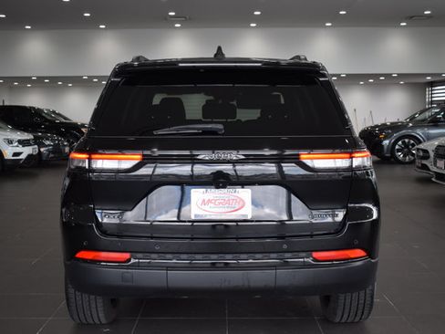 Used 2023 Jeep Grand Cherokee Limited w/ Black Appearance Package AWD/4WD image 9