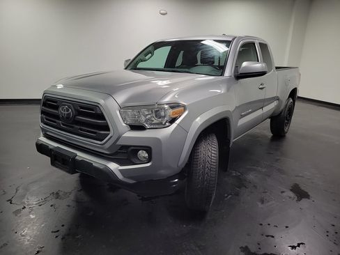 Used 2019 Toyota Tacoma SR5 w/ SR5 Appearance Package (SM) AWD/4WD image 4