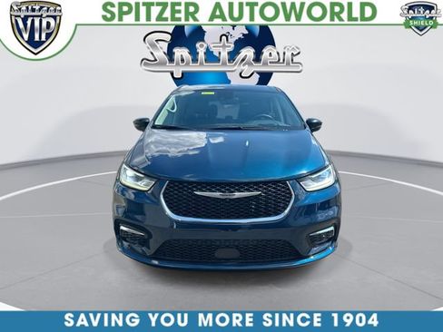 Used 2024 Chrysler Pacifica Touring-L FWD image 3