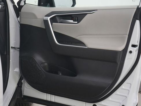 Used 2025 Toyota RAV4 XLE w/ Convenience Package image 9