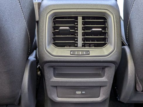 Used 2024 Volkswagen Taos SE w/ Panoramic Sunroof Package FWD image 33