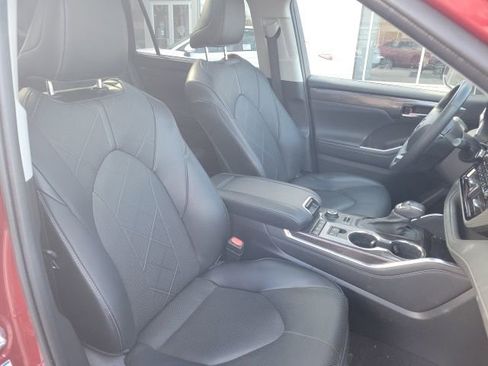 Certified 2022 Toyota Highlander Platinum image 31