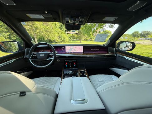 Used 2026 Cadillac Escalade Platinum Luxury RWD image 19