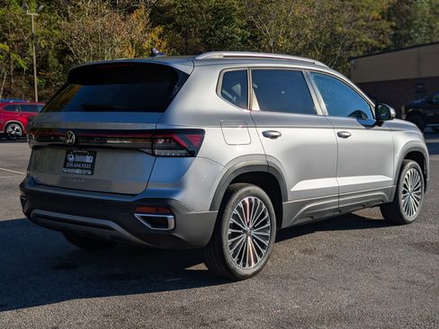 Used 2025 Volkswagen Taos SE image 9