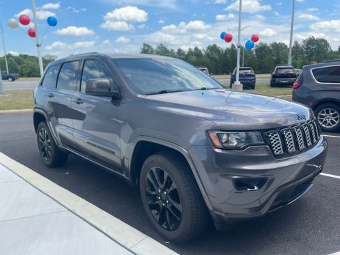 Used 2018 Jeep Grand Cherokee Altitude AWD/4WD image 3