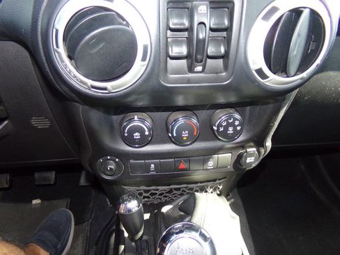 Used 2014 Jeep Wrangler Unlimited Sahara w/ Connectivity Group AWD/4WD image 57