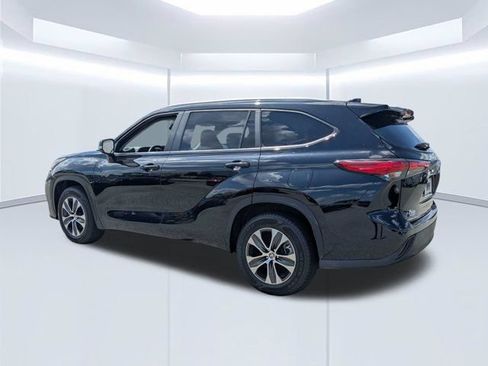 Used 2023 Toyota Highlander XLE FWD image 6