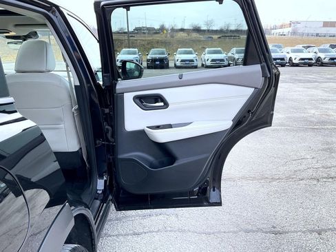 Used 2023 Nissan Rogue SL w/ SL Premium Package image 17