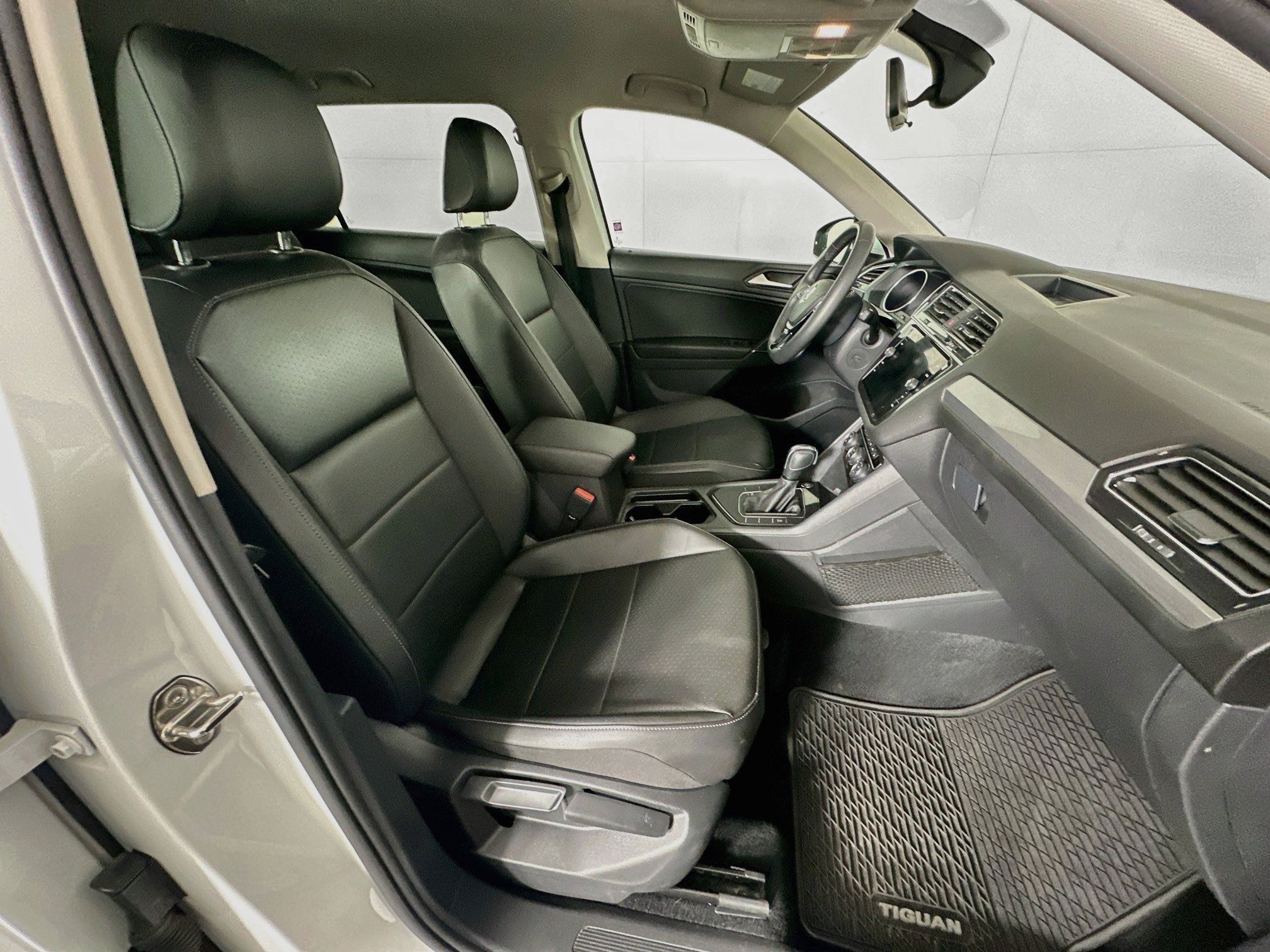 Used 2020 Volkswagen Tiguan SE FWD image 29