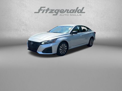 Used 2025 Nissan Altima 2.5 SV FWD image 3