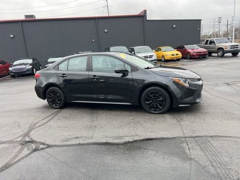 Used 2022 Toyota Corolla LE image 3