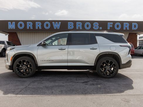 Used 2025 Chevrolet Traverse RS image 3