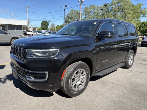 Used 2023 Jeep Wagoneer 4WD image 4