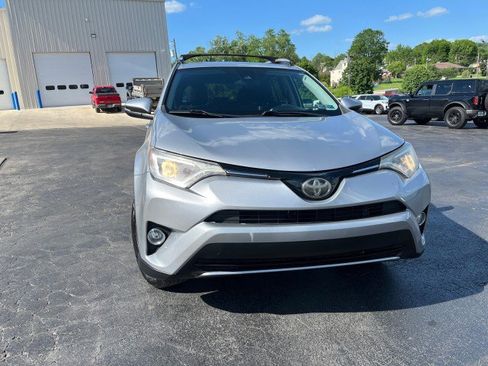 Used 2018 Toyota RAV4 XLE AWD/4WD image 2