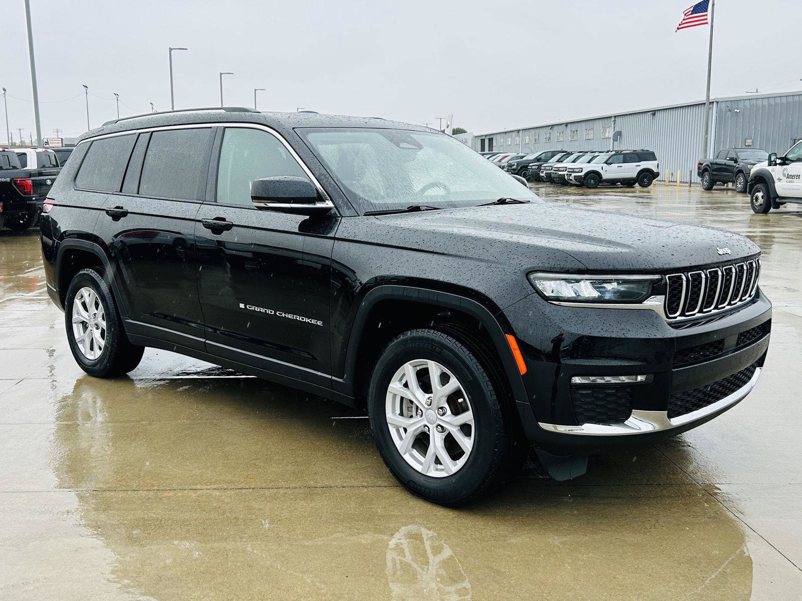 Used 2023 Jeep Grand Cherokee L Limited w/ Trailer Tow Group (B) AWD/4WD image 2
