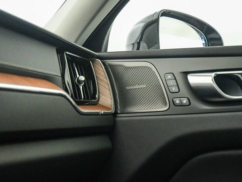 Certified 2023 Volvo XC60 B5 Ultimate w/ Climate Package FWD image 24