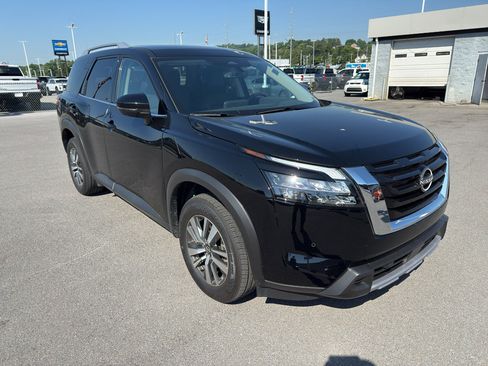 Used 2025 Nissan Pathfinder SL AWD/4WD image 7