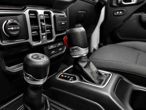 Used 2023 Jeep Wrangler Unlimited w/ Sun & Screen Package AWD/4WD image 27
