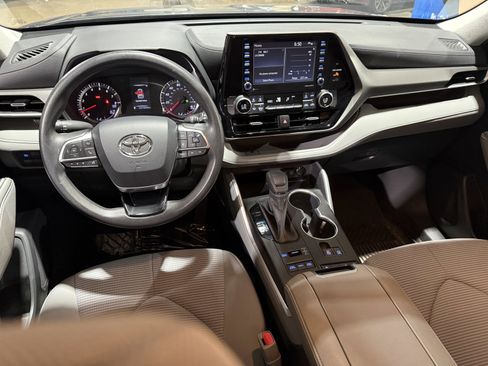 Used 2020 Toyota Highlander L AWD/4WD image 18
