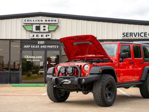 Used 2017 Jeep Wrangler Unlimited Rubicon w/ Connectivity Group AWD/4WD image 11