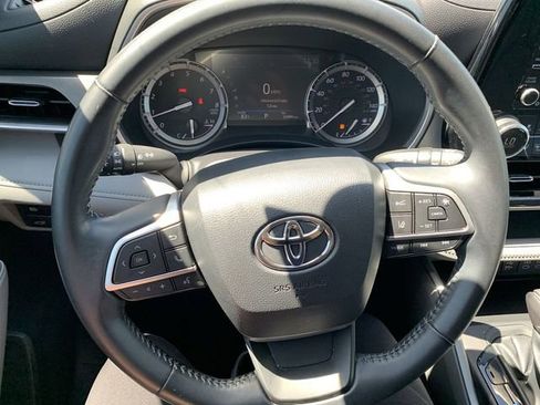 Used 2022 Toyota Highlander XLE image 19
