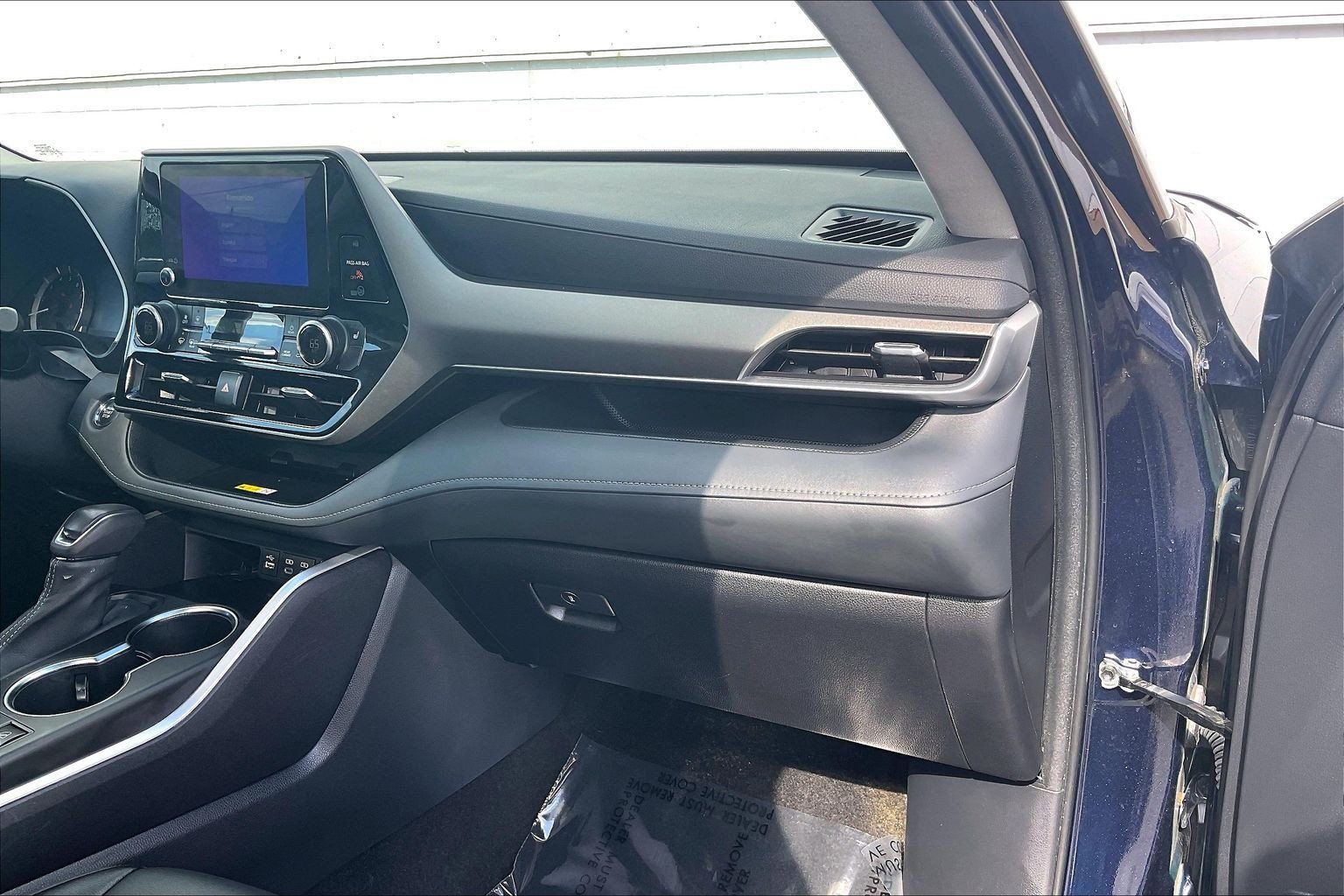 Used 2023 Toyota Highlander XLE AWD/4WD image 21