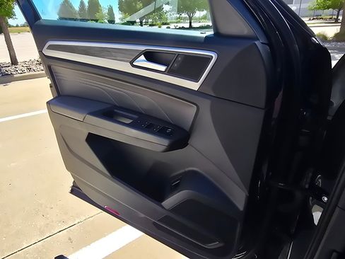 Used 2021 Volkswagen Atlas Cross Sport SE w/ Panoramic Sunroof Package FWD image 17