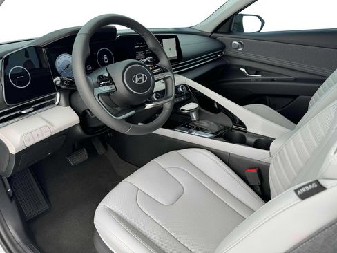 Used 2025 Hyundai Elantra Limited FWD image 14