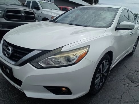 Used 2017 Nissan Altima 2.5 SV w/ Convenience Package FWD image 2