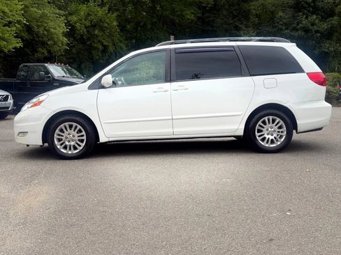 Used 2009 Toyota Sienna XLE FWD image 4