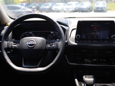 Used 2025 Nissan Rogue SV AWD/4WD image 23