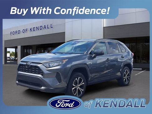 Used 2021 Toyota RAV4 LE image 1