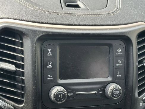 Used 2017 Jeep Cherokee Sport image 11