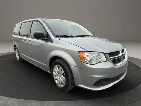 Used 2018 Dodge Grand Caravan SE image 3