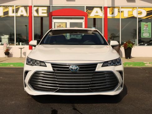 Used 2019 Toyota Avalon XLE w/ Moonroof Package FWD image 2